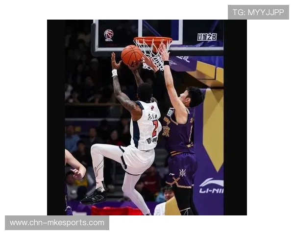 广东胡明轩抢断成功，反击得分