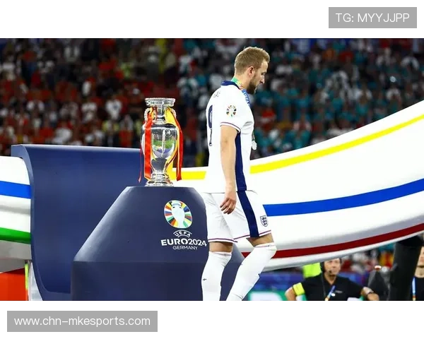 凯恩在德甲赛场接穆西亚拉传球，推射远角得分