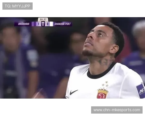 河南队古斯塔沃背身吸引防守，回做一脚送出空当